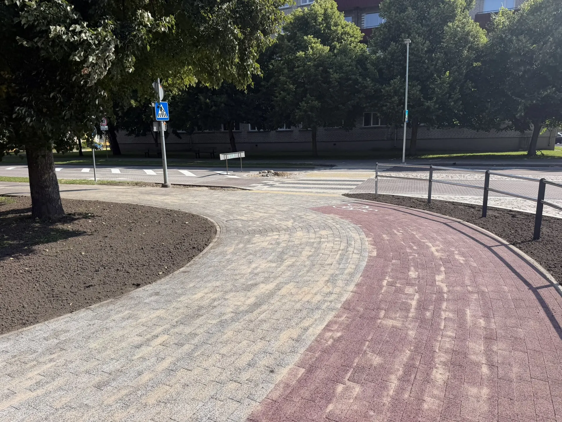 Izbūvēts rotācijas aplis ar veloceliņu Ventspilī